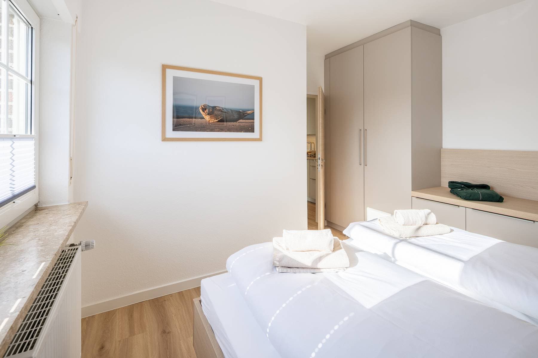 Ferienwohnung Riedgras 1 – Schlafzimmer mit Doppelbett und Kleiderschrank