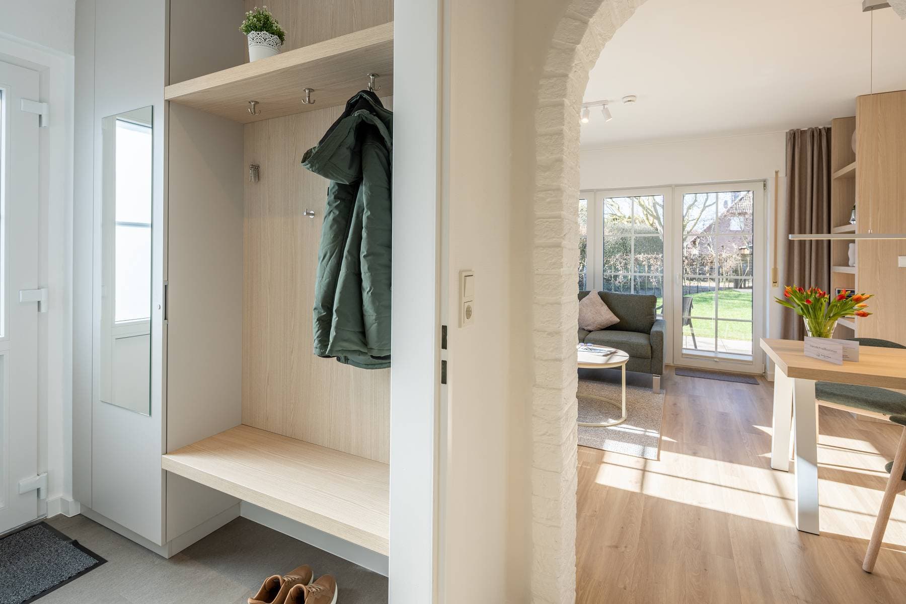 Ferienwohnung Riedgras 1 – Garderobe im Eingangsbereich mit Blick in den Wohnbereich