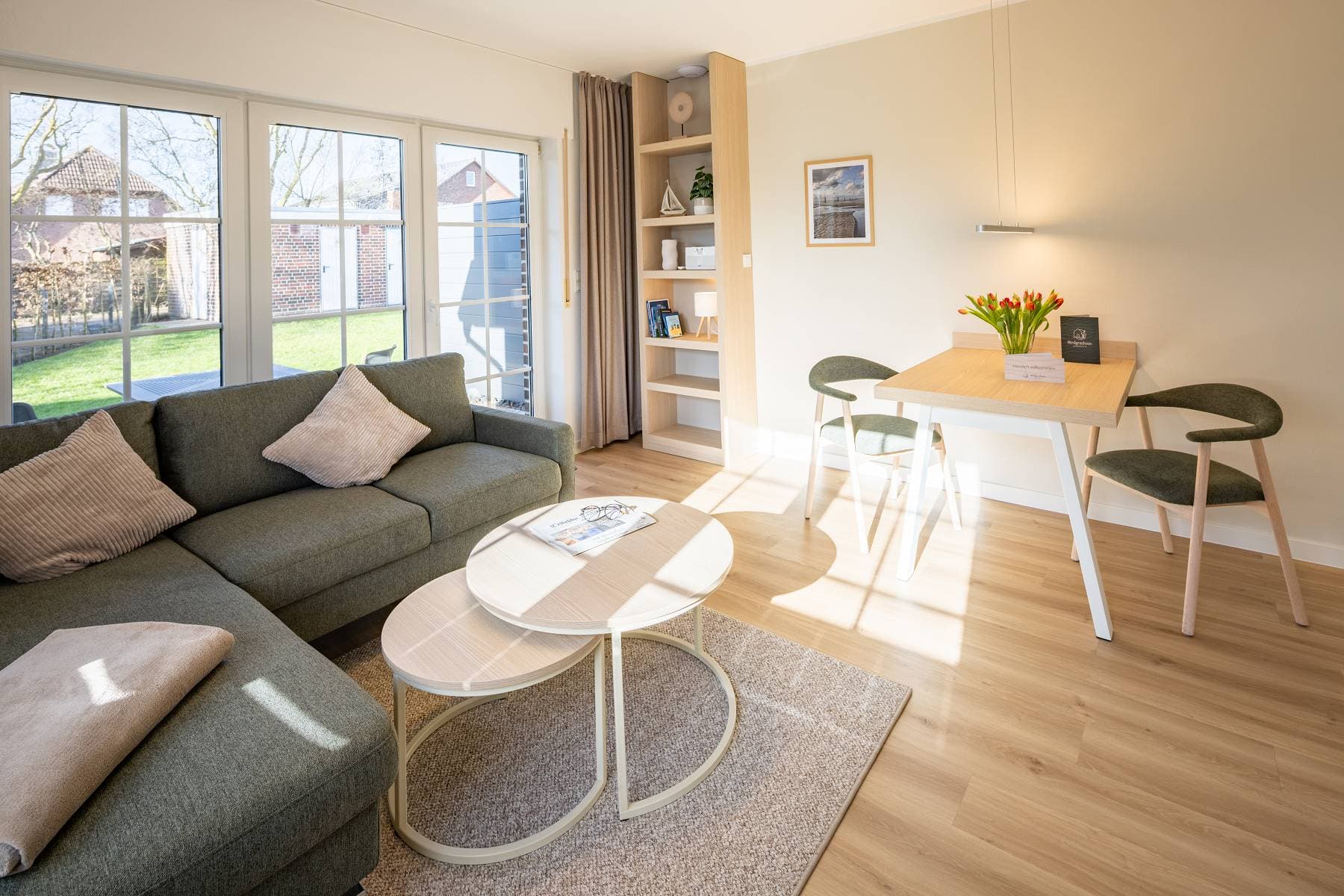 Ferienwohnung Riedgras 1 – Wohnbereich mit Sofa und Terrassentür
