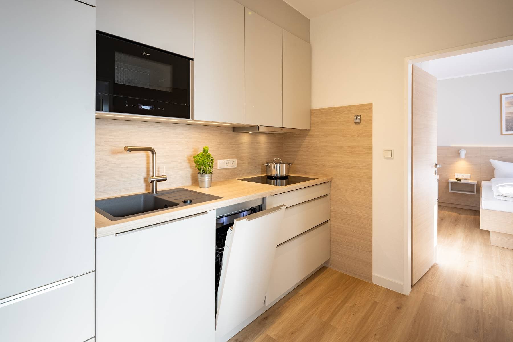 Ferienwohnung Riedgras 1 – Küchenzeile mit Geschirrspüler