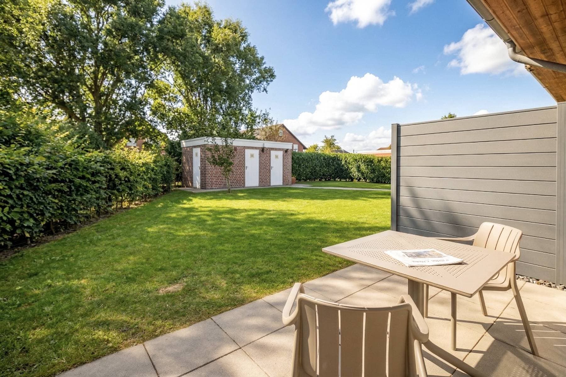 Ferienwohnung Riedgras 1 – Südwest-Terrasse mit Blick in den Garten