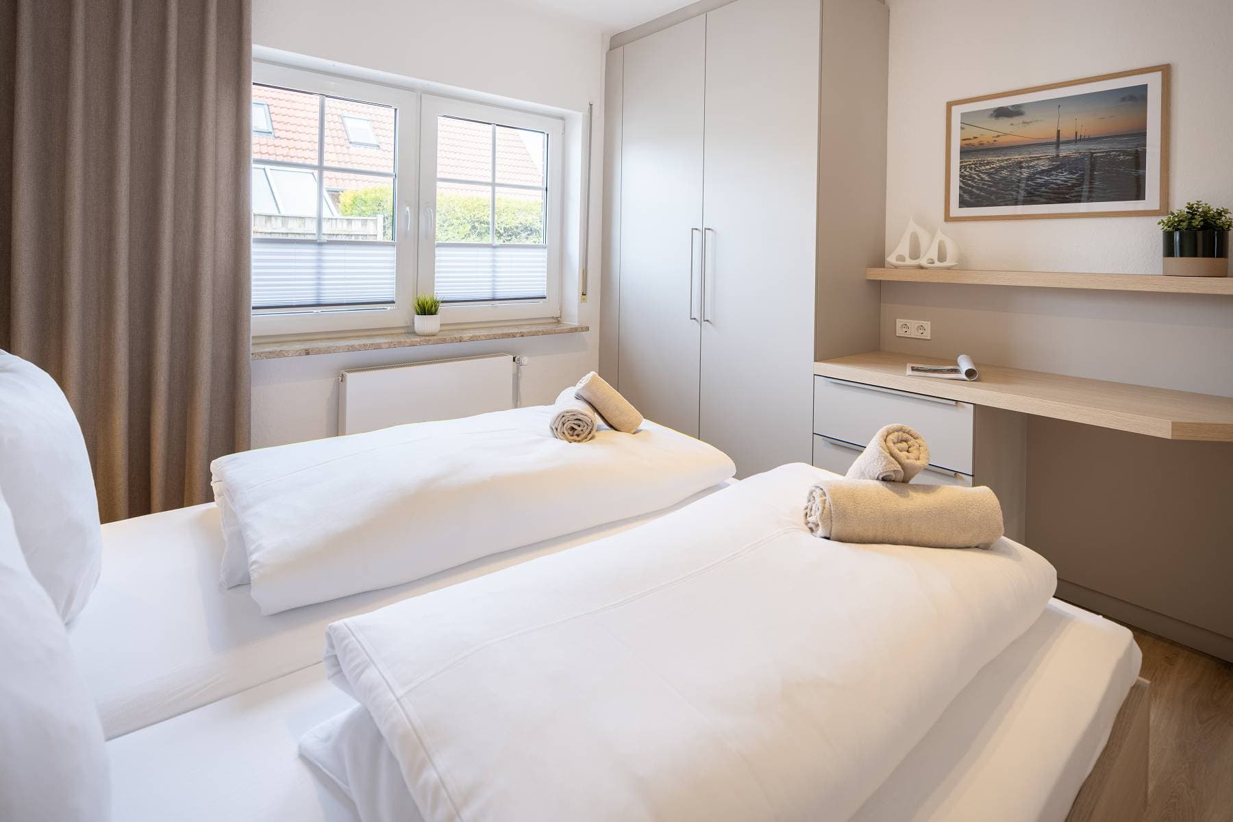 Ferienwohnung Riedgras 2 – Schlafzimmer mit Doppelbett und Kleiderschrank