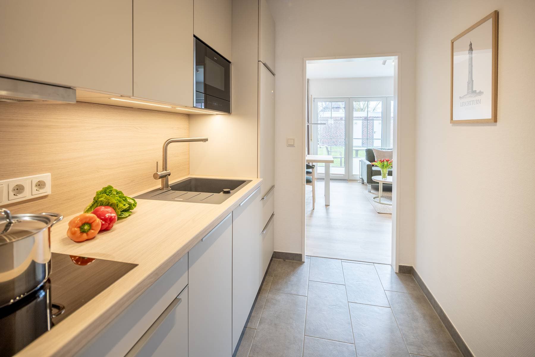 Ferienwohnung Riedgras 2 – Küchenzeile mit Blick in den Wohnbereich