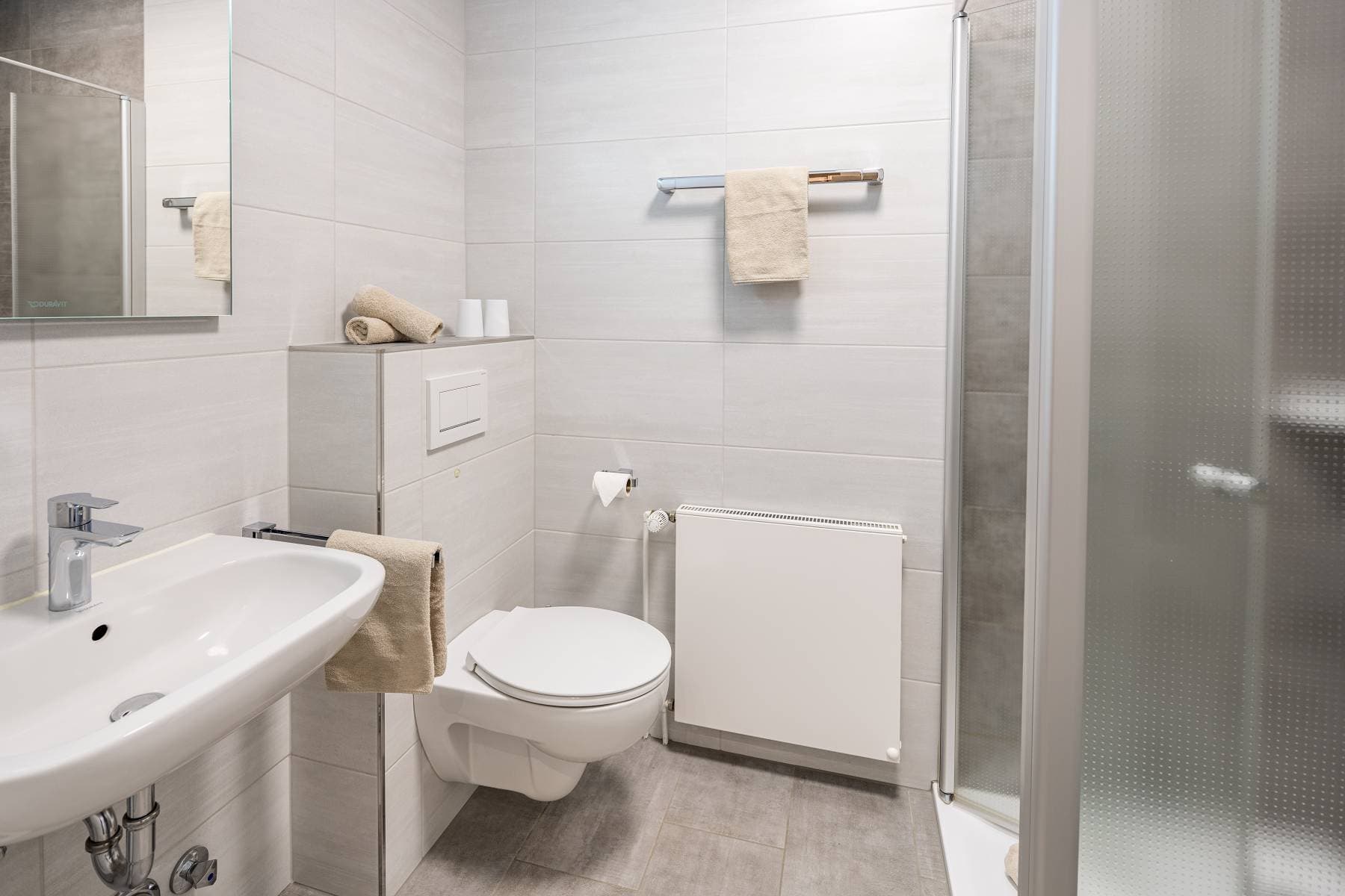Ferienwohnung Riedgras 2 – Bad mit Dusche, WC und Waschbecken