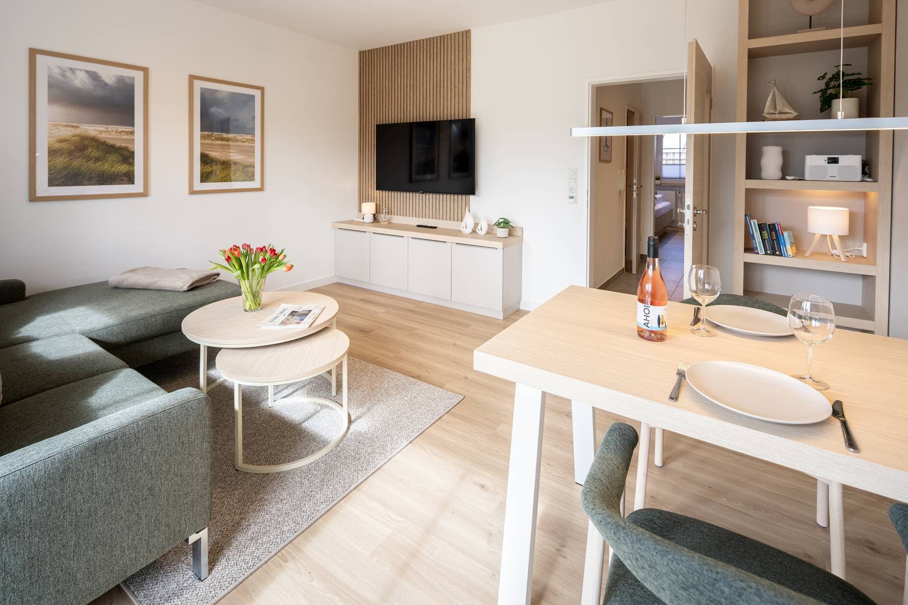 Ferienwohnung Riedgras 2 – Wohnbereich mit Esstisch und Smart-TV