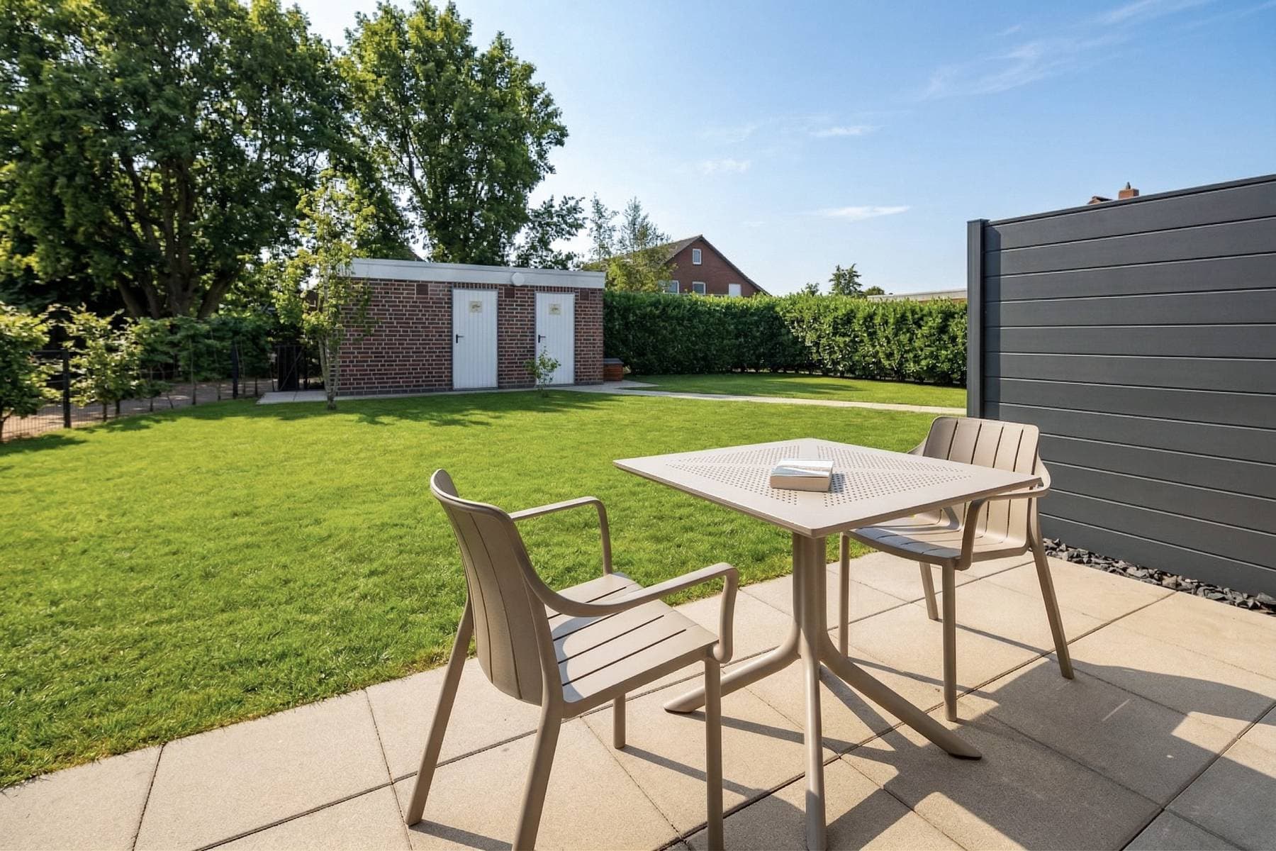 Ferienwohnung Riedgras 2 – Südwest-Terrasse mit Blick in den Garten