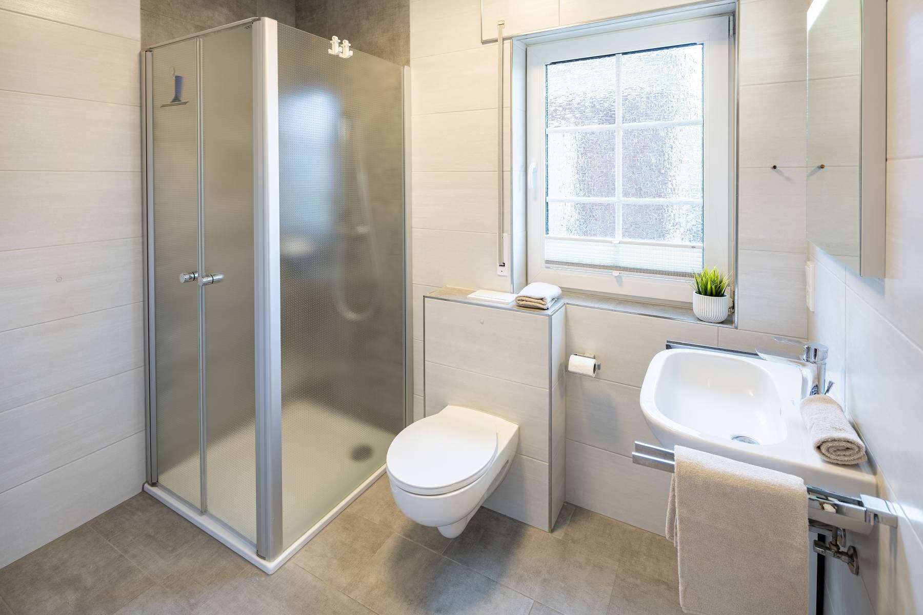 Ferienwohnung Riedgras 3 – Bad mit Dusche, WC und Waschbecken