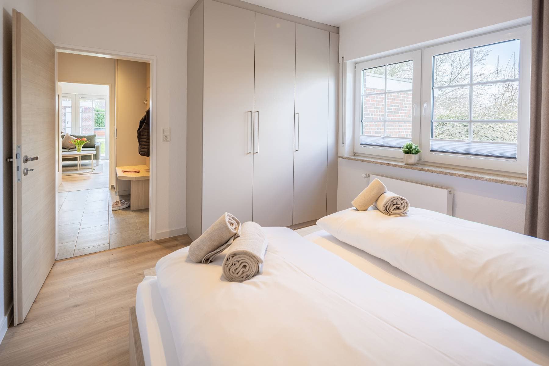 Ferienwohnung Riedgras 3 – Schlafzimmer mit Doppelbett und Kleiderschrank