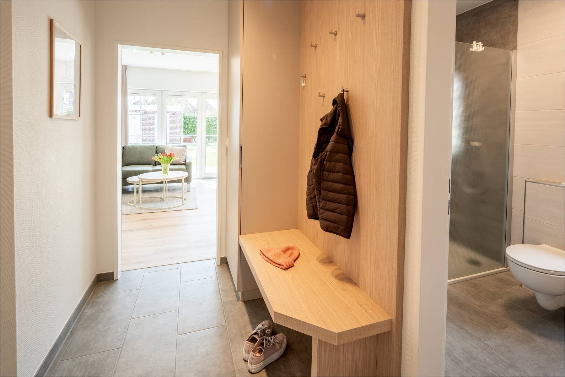 Ferienwohnung Riedgras 3 – Flur mit Garderobe und Bad