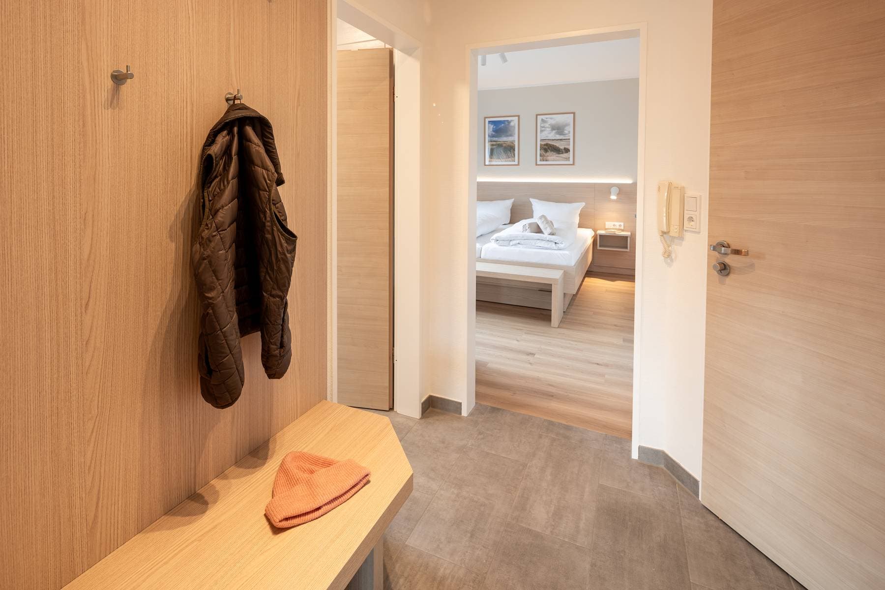 Ferienwohnung Riedgras 3 – Flur mit Garderobe und Blick ins Schlafzimmer