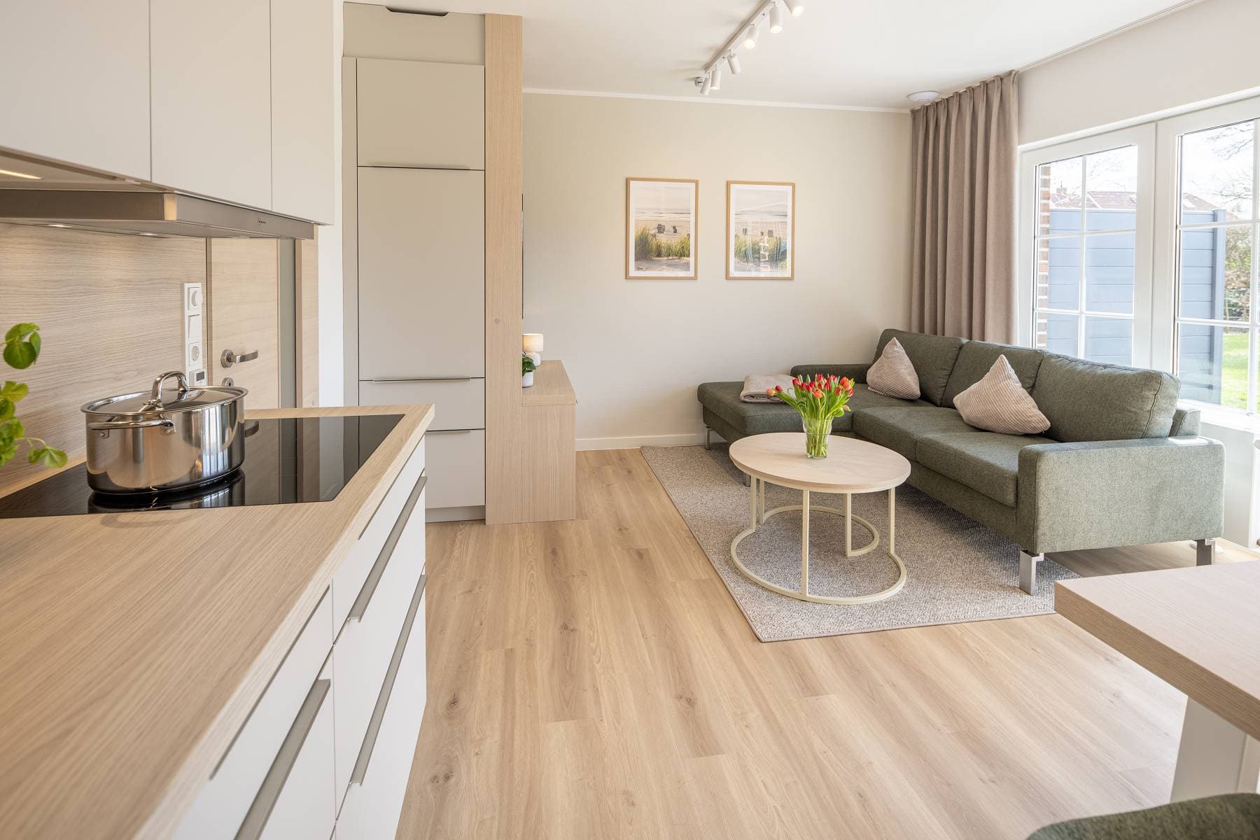 Ferienwohnung Riedgras 3 – Küchenzeile mit Blick in den Wohnbereich