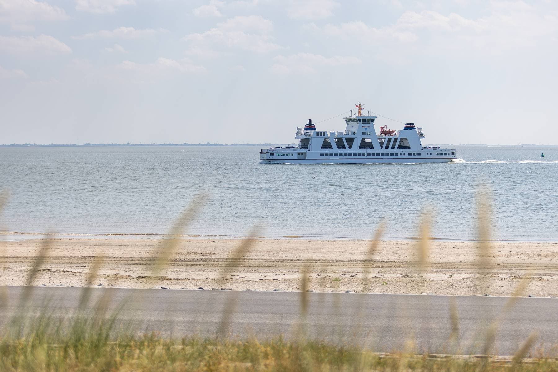 Fähre auf dem Weg nach Norderney, vom Strand in Norddeich aus gesehen