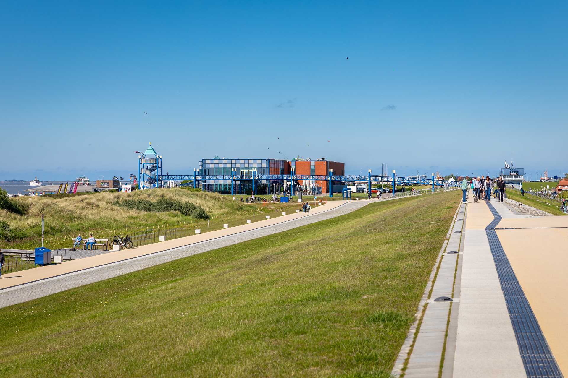 Radweg an der Strandpromenade von Norddeich