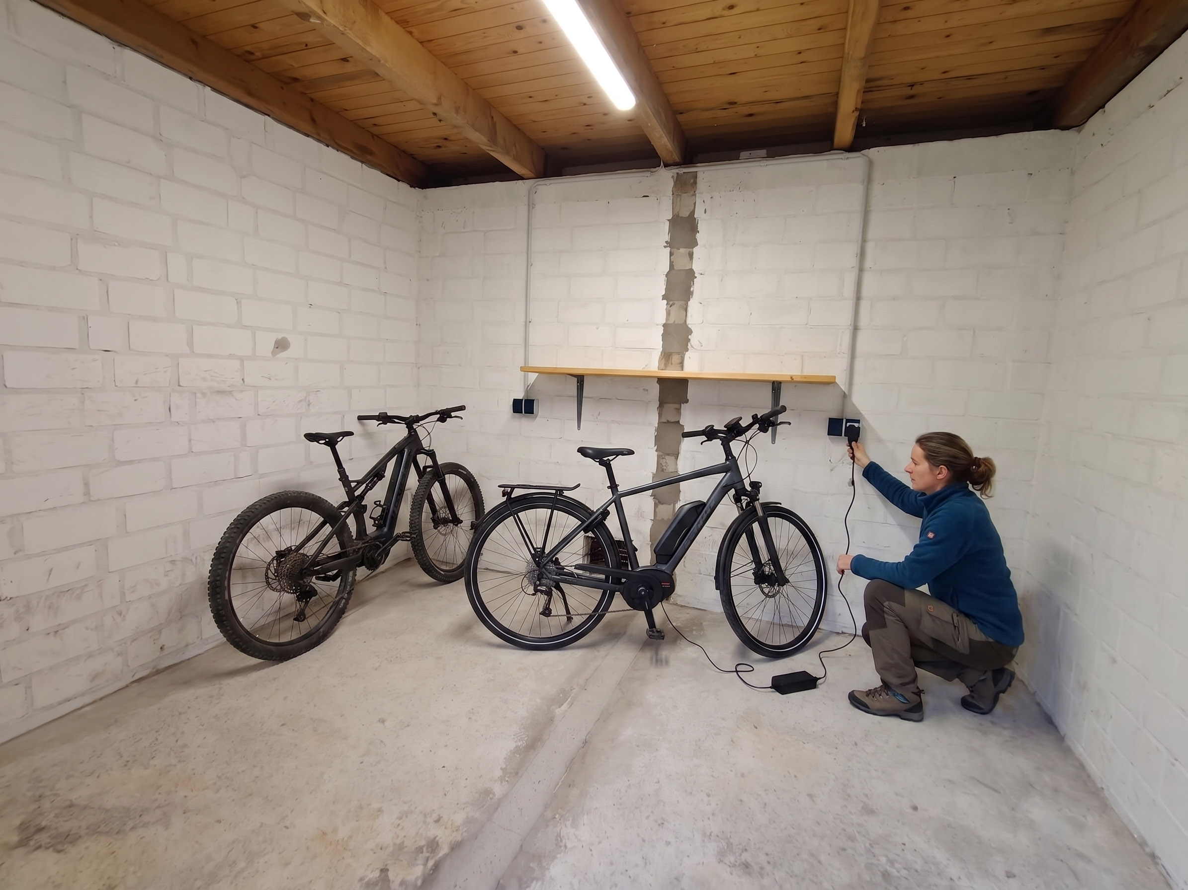Abschließbarer Fahrradraum mit E-Bikes im Riedgrashaus
