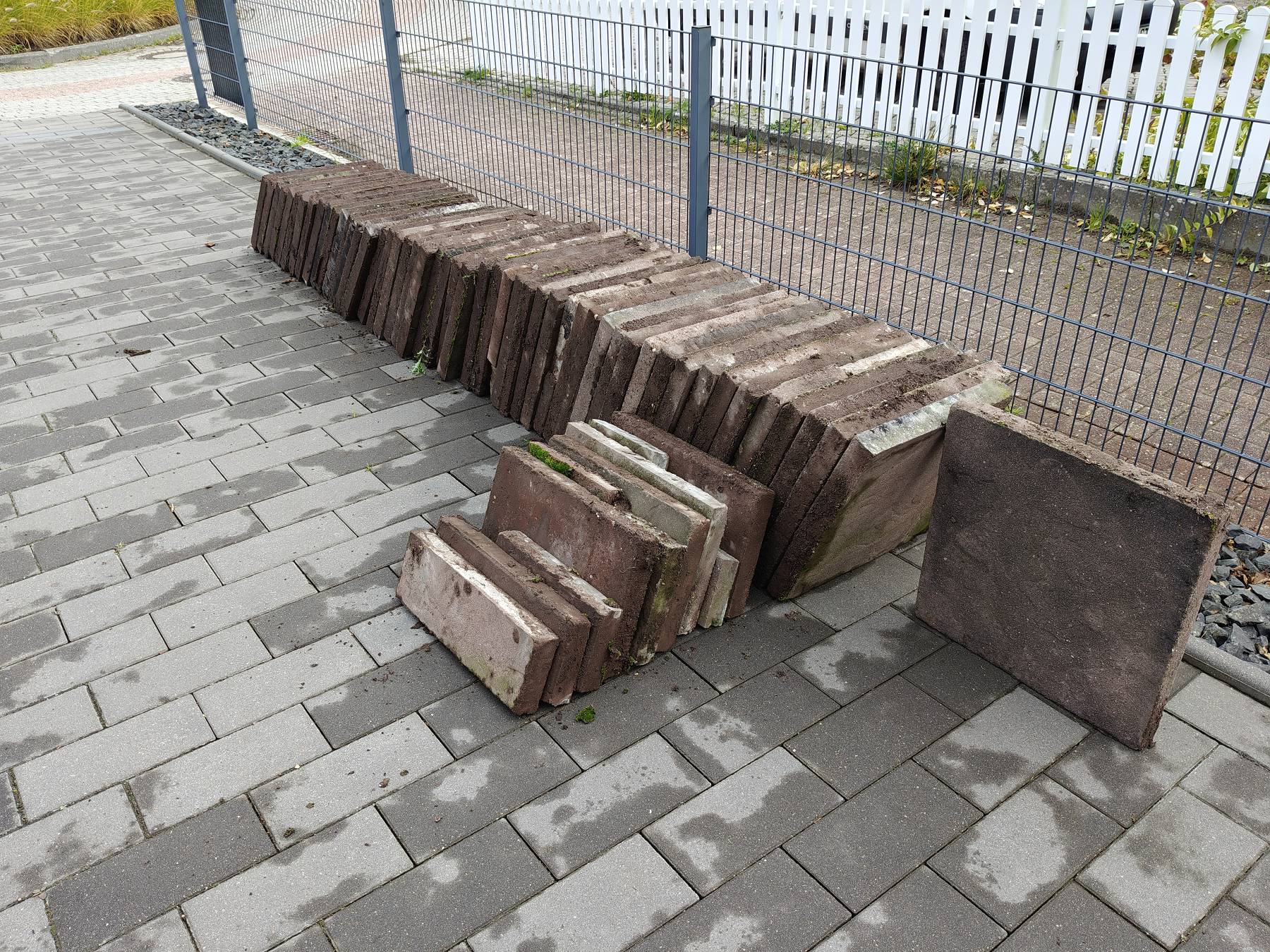Arbeiten an Terrasse und Außenanlagen.