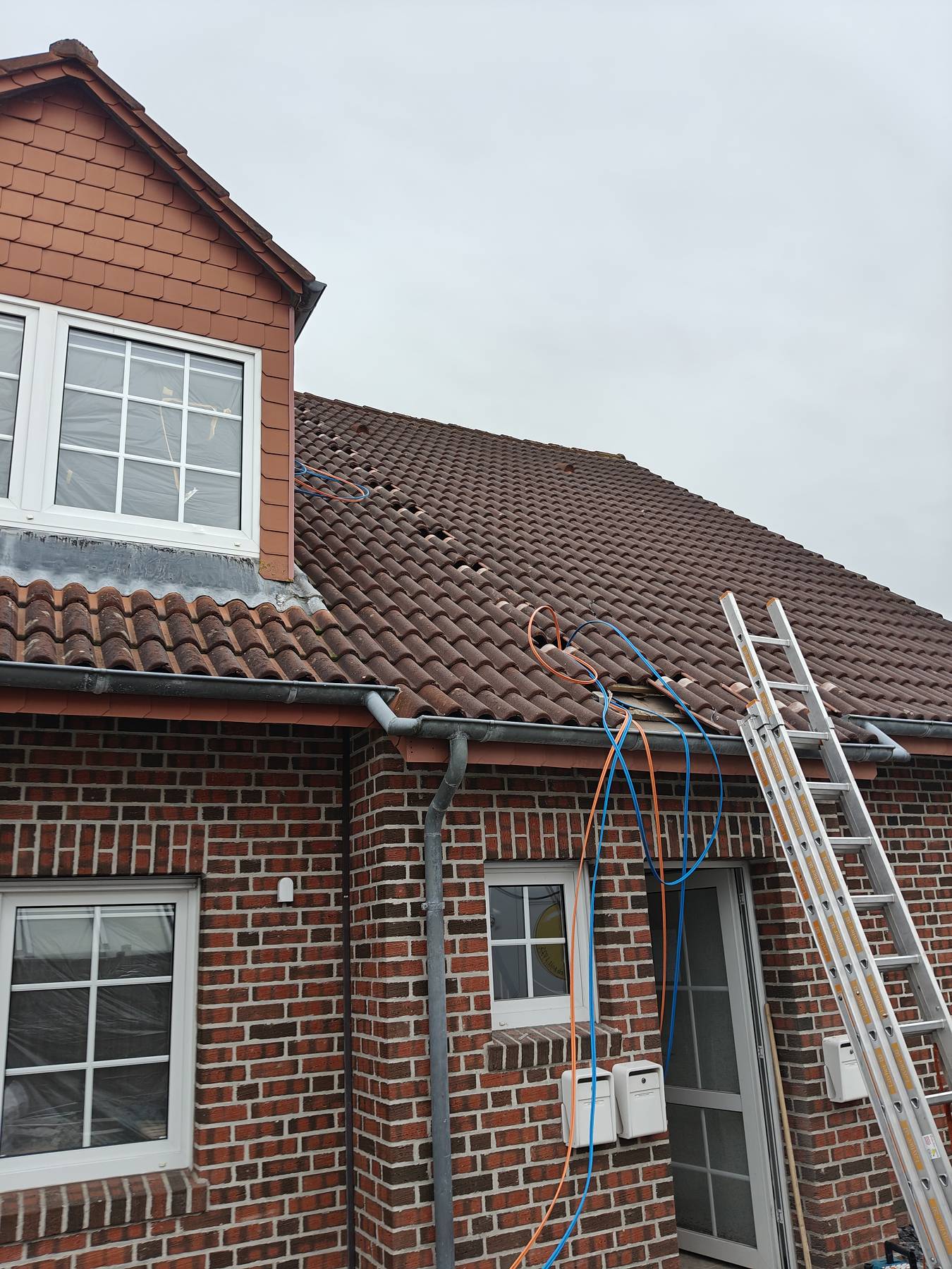 Netzwerkkabel werden übers Dach in jede Wohnung gezogen.
