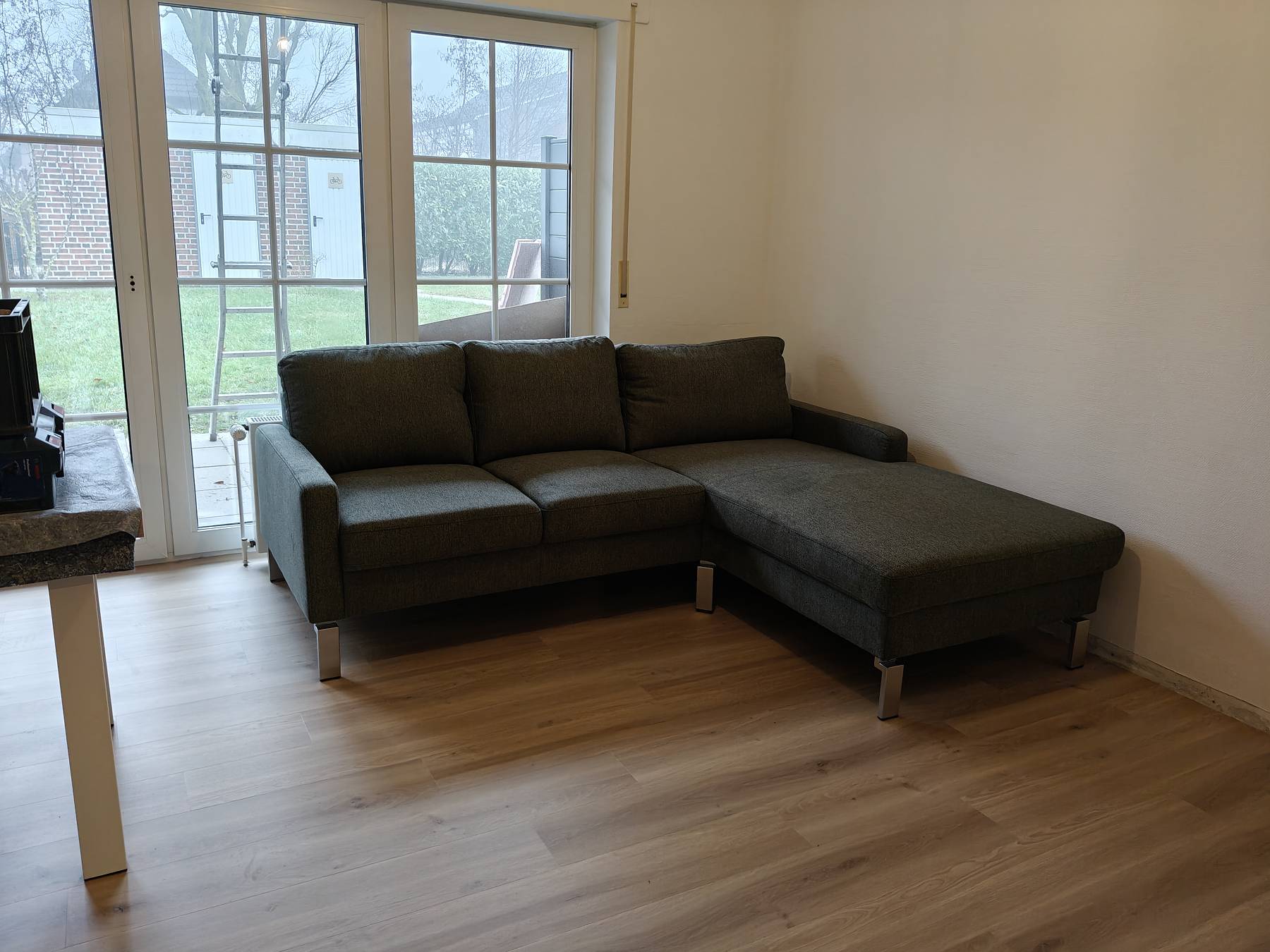 Die neuen Möbel ziehen ein – das Sofa steht.