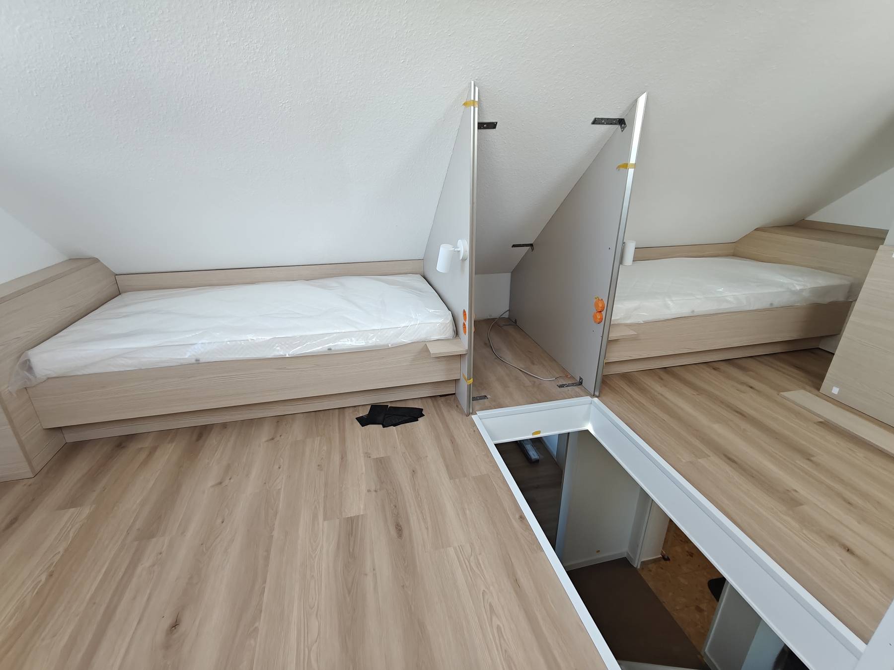Maßgefertigte Betten im Dachgeschoss.