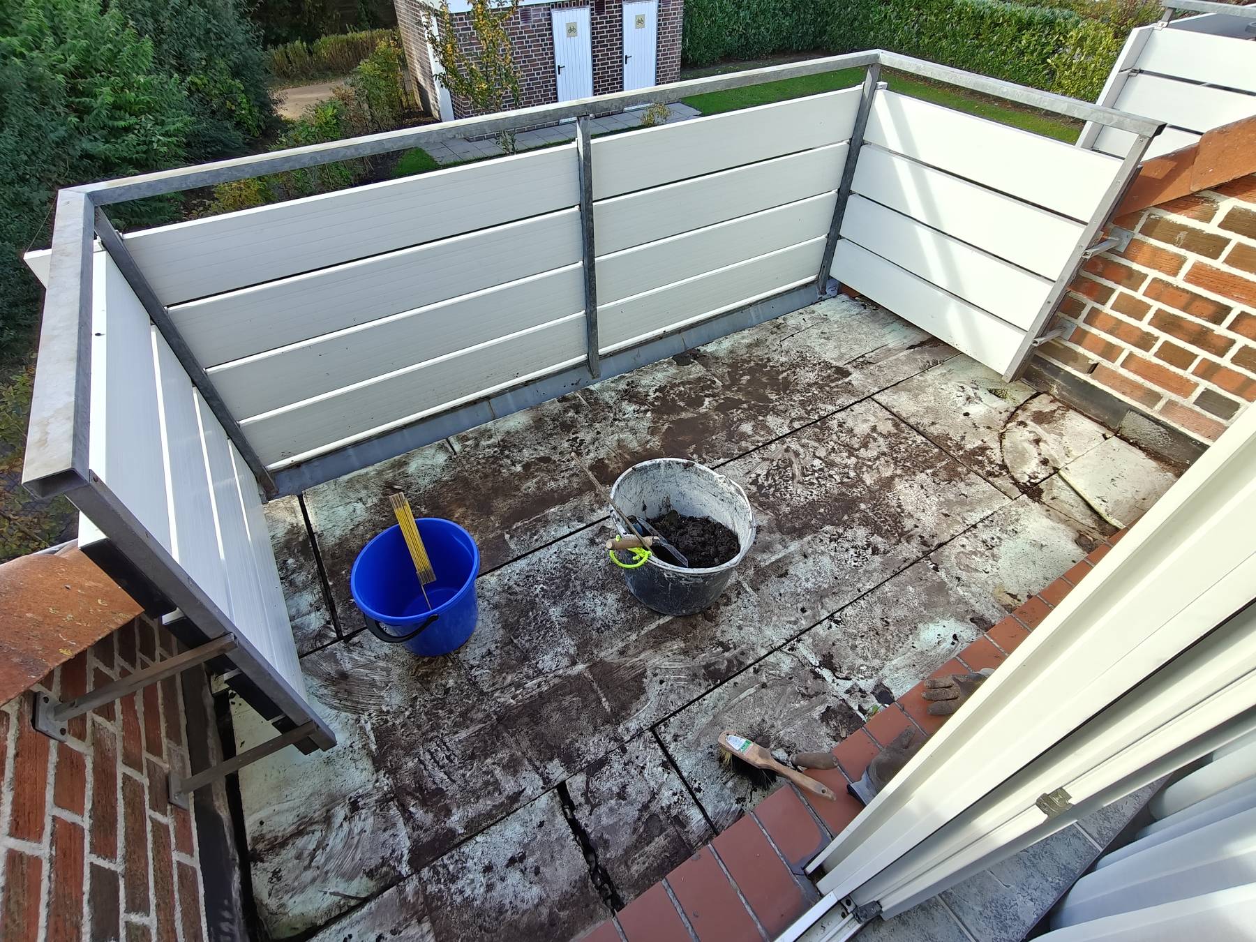 Die alten Balkone im 1. OG werden abgerissen.