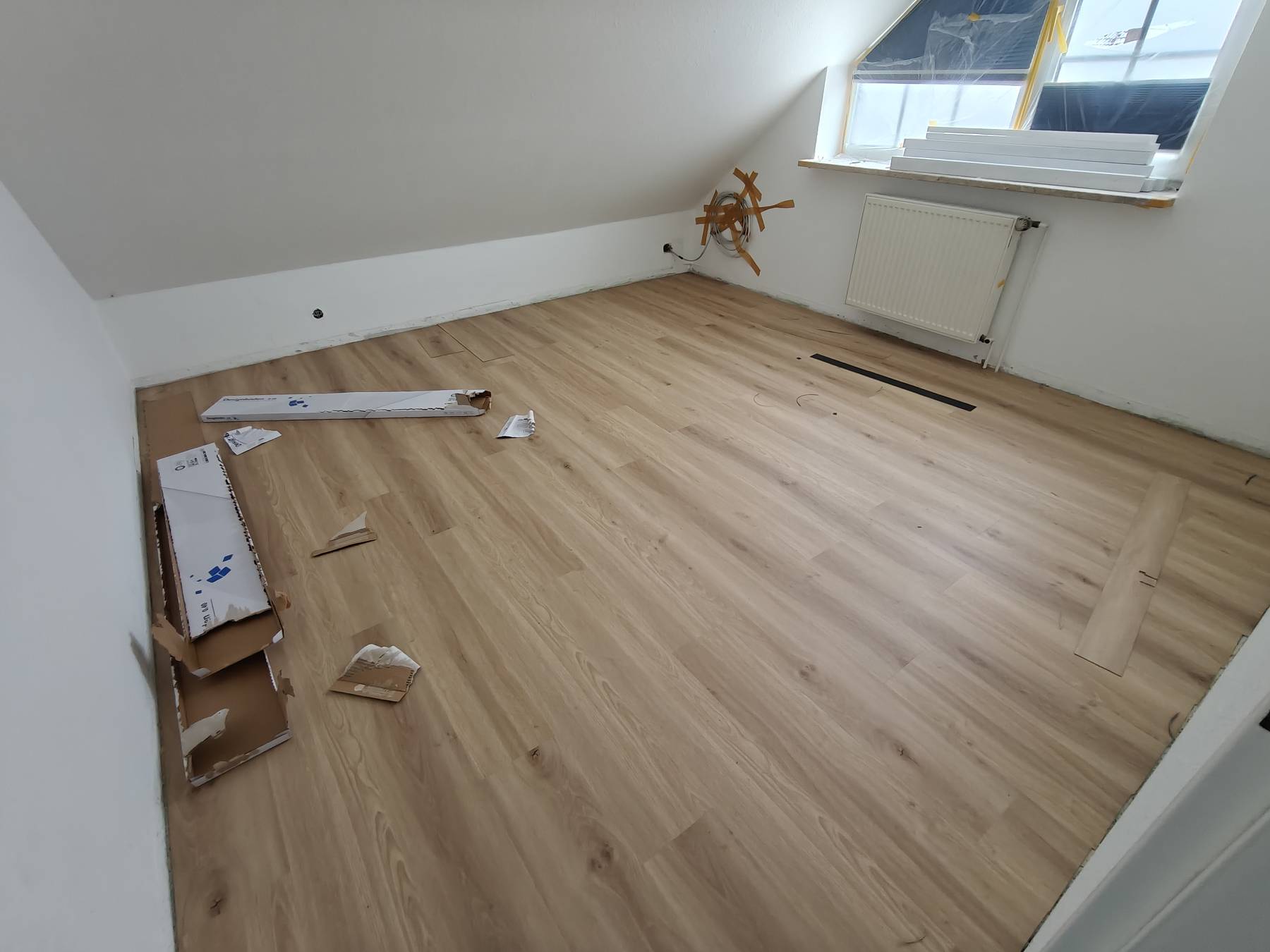 Der neue Vinylboden wird verlegt.