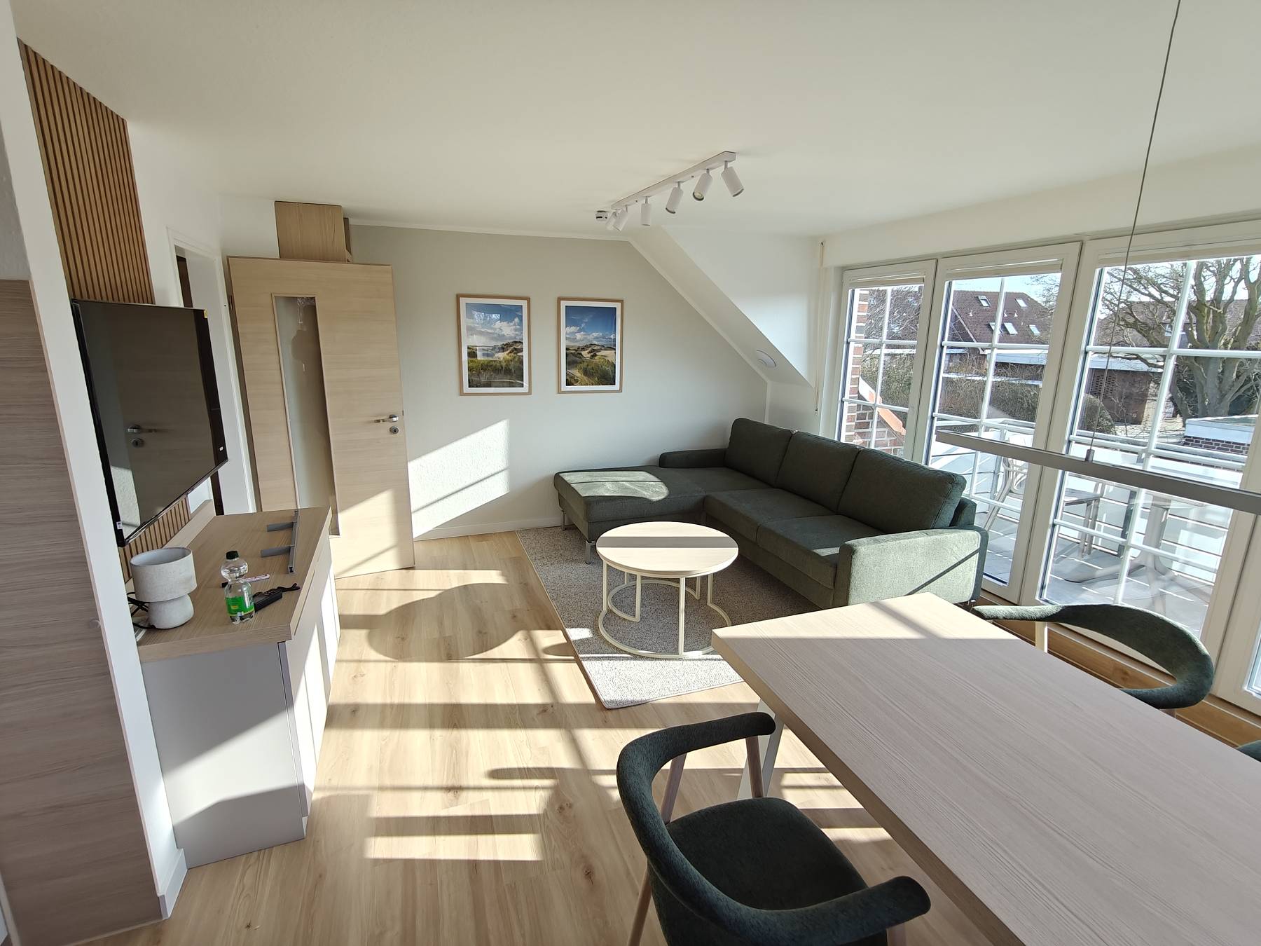 Wohnzimmer fertig – hell und gemütlich.