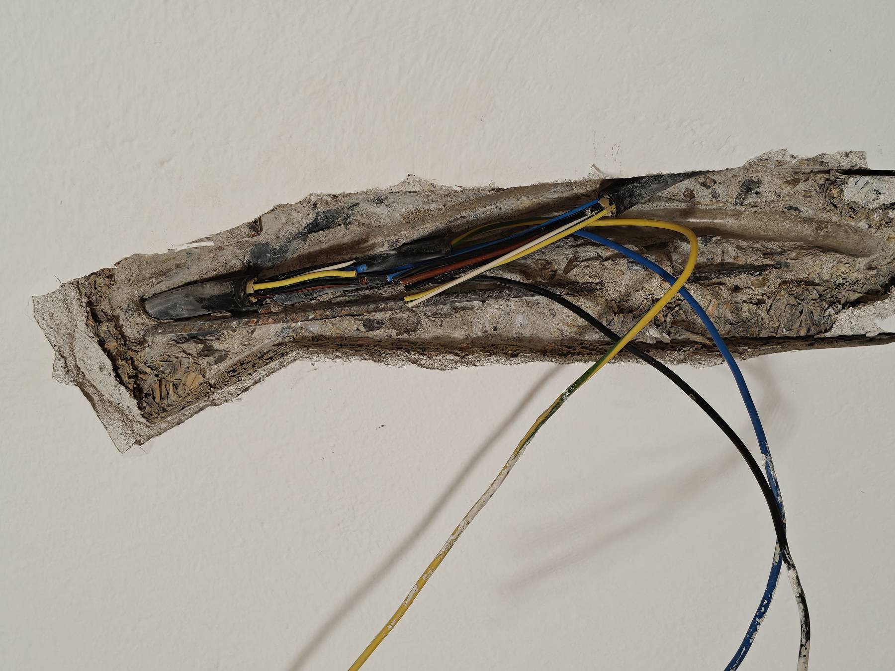 Kabel beim Lampen aufhängen getroffen